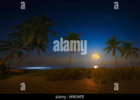 Une belle pleine lune se lève au-dessus de l'océan Atlantique près de Fort Lauderdale Beach. Banque D'Images