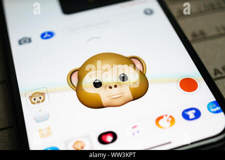 Paris, France - Sep 12, 2019 : Dernier iPhone Pro Animoji 11 comprenant de multiples caractères avec visage de monkey exprimant de sérieuses face Banque D'Images