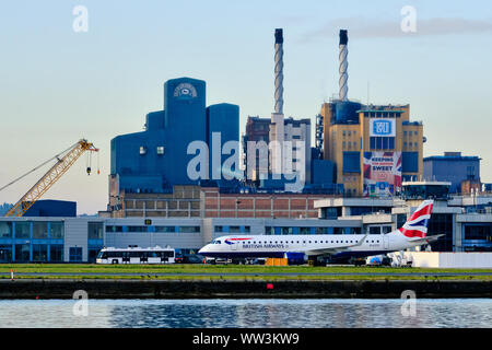 Sur la photo, l'avion de British Airways à l'aéroport de London City. Banque D'Images