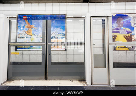 Paris, France - Jul 14, 2011 : barrière de sécurité au niveau de la plate-forme de la station de métro métropolitain parisien Banque D'Images
