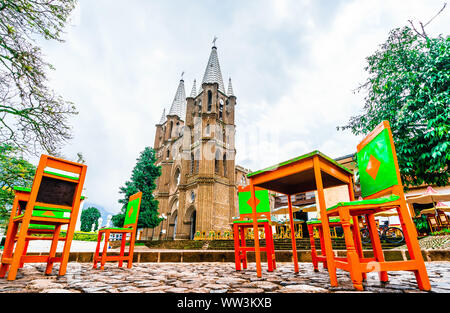 Vue sur l'église et de la place principale de la ville coloniale en El Jardin, Colombie, Amérique du Sud Banque D'Images