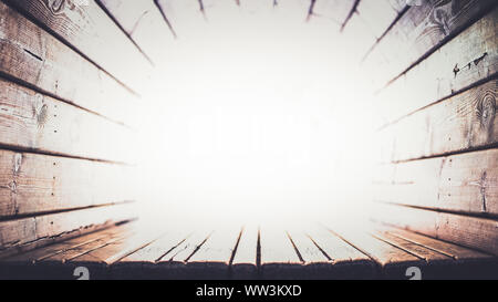 Tunnel, faite de vieilles planches en bois avec une lumière blanche à la fin Banque D'Images