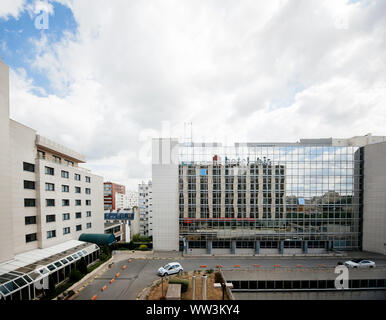 Paris, France - Jul 14, 2011 : Vue de dessus de la cour de l'hôtel Ibis dans le centre de Paris avec le français Renault de la conduite sur route Banque D'Images