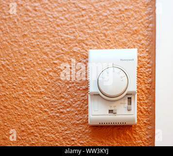 Paris, France - Jul 14, 2011 : Hotel régulateur thermostatique avec Honeywell logotype et paramètres des boutons d'arrêt du ventilateur et le switcher Banque D'Images