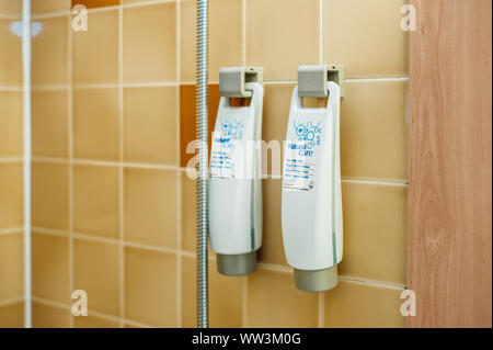 Paris, France - Jul 14, 2011 : l'intérieur de l'hôtel Ibis de bains avec l'accent sur le soin naturel cheveux Shampooing Banque D'Images