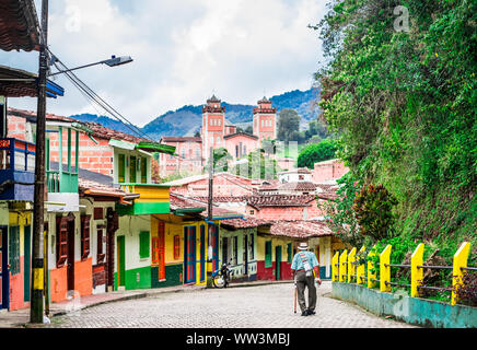 Vieil homme dans les rues de village colonial dans le centre de Jerico, Colombie Banque D'Images