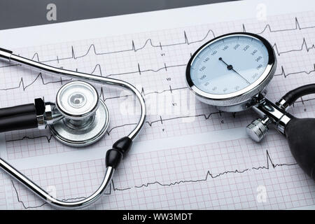 High Angle View Of Blood Manomètre et stéthoscope sur cardiogramme Banque D'Images