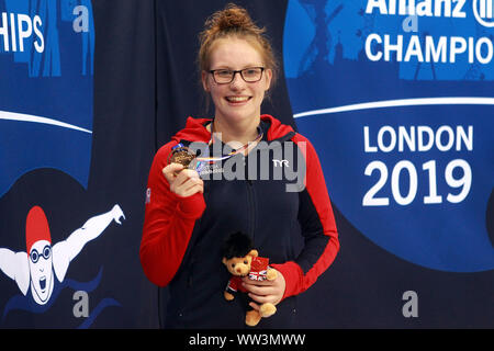 Londres, Royaume-Uni. Sep 12, 2019. Rebecca Redfern de Grande-bretagne montre sa médaille de bronze elle a gagné dans la Women's 100m brasse SB13 course. Championnats du monde de natation 2019 Para Allianz jour 4 à l'Aquatics Centre de Londres à Londres, Royaume-Uni le jeudi 12 septembre 2019. Cette image ne peut être utilisé qu'à des fins rédactionnelles. Utilisez uniquement rédactionnel, pic par Steffan Bowen/Andrew Orchard la photographie de sport/Alamy live news Crédit : Andrew Orchard la photographie de sport/Alamy Live News Banque D'Images