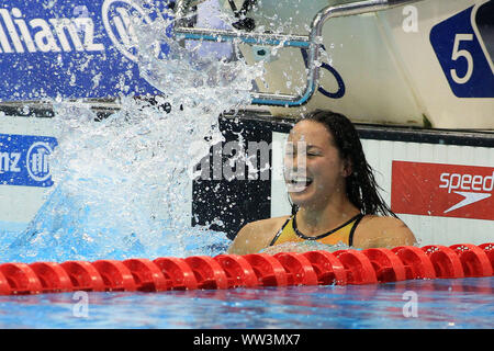 Londres, Royaume-Uni. Sep 12, 2019. Alice Tai de Grande-bretagne éclabousse l'eau pour célébrer après avoir remporté le Women's 400m nage libre finale S8. Championnats du monde de natation 2019 Para Allianz jour 4 à l'Aquatics Centre de Londres à Londres, Royaume-Uni le jeudi 12 septembre 2019. Cette image ne peut être utilisé qu'à des fins rédactionnelles. Utilisez uniquement rédactionnel, pic par Steffan Bowen/Andrew Orchard la photographie de sport/Alamy live news Crédit : Andrew Orchard la photographie de sport/Alamy Live News Banque D'Images