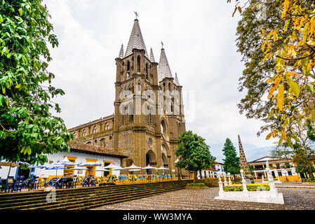 Vue sur l'église et de la place principale de la ville coloniale en El Jardin, Colombie, Amérique du Sud Banque D'Images