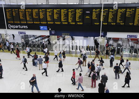 Août 2019. Les navetteurs à le hall principal de la gare de Londres Waterloo en passant devant et contrôle du grand conseil des départs, London, UK Banque D'Images