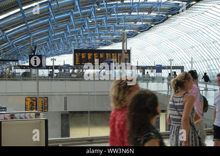 Août 2019. Les navetteurs à le hall principal de la gare de Londres Waterloo en passant devant un conseil des départs, London, UK Banque D'Images