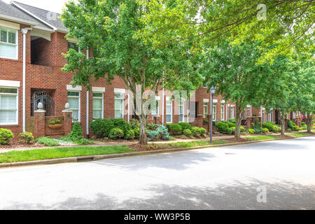 HICKORY, NC, USA-27 Mai 2019 : une élégante rangée de condominiums le long d'une rue bordée d'arbres. Banque D'Images