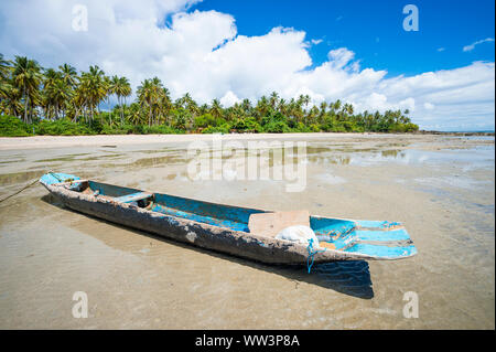 Vue panoramique de pirogue traditionnelle brésilienne bateau sur une plage déserte rustique à Bahia, Nordeste, Brésil Banque D'Images