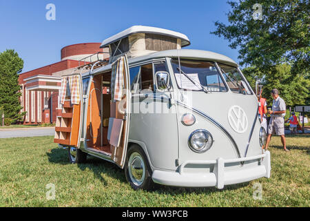 HICKORY, NC, USA-7 sept 2019 : un millésime 1967 Volkswagen Kombi fenêtre 11, avec camping-package. L'année dernière de fractionner la fenêtre. Banque D'Images