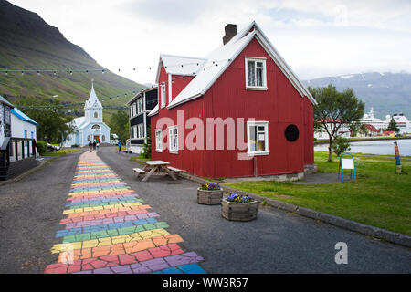 Belle petite ville de Seydisfjordur dans l'est de l'Islande Banque D'Images