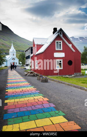 Belle petite ville de Seydisfjordur dans l'est de l'Islande Banque D'Images