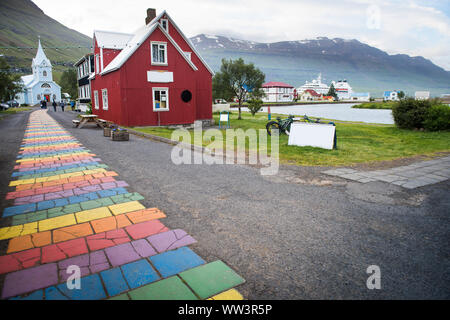 Belle petite ville de Seydisfjordur dans l'est de l'Islande Banque D'Images