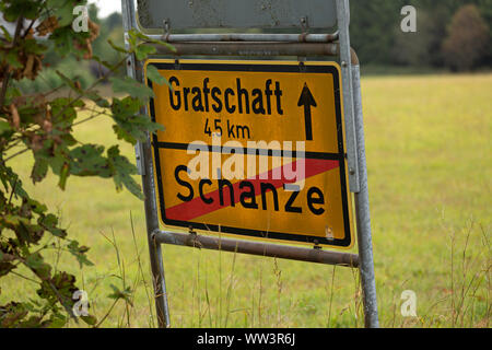 Zone sport hiver signe frontière à la fin de ski de Schanze dans la région du Sauerland allemand avec notification à distance le village Grafschaf Banque D'Images