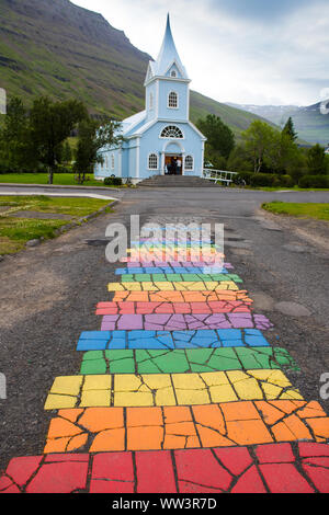 Belle petite ville de Seydisfjordur dans l'est de l'Islande Banque D'Images