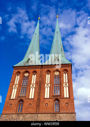 Une vue de l'extérieur de Nikolai Kirche, également connu sous le nom de église Saint Nicolas dans la ville de Berlin, Allemagne. C'est la plus ancienne église de Berlin. Banque D'Images