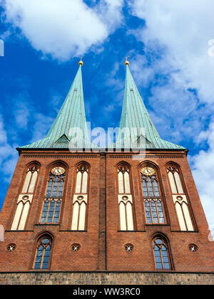 Une vue de l'extérieur de Nikolai Kirche, également connu sous le nom de église Saint Nicolas dans la ville de Berlin, Allemagne. C'est la plus ancienne église de Berlin. Banque D'Images