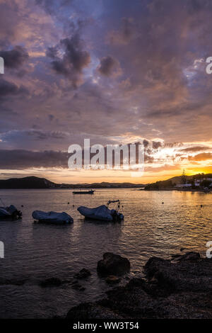 Cala Martina, Ibiza/Espagne - 11 septembre 2019 : Fin d'après-midi, coucher du soleil sur la baie d'Ibiza Banque D'Images