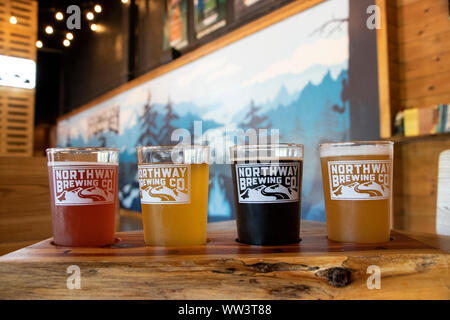 Lake George, NY, États-Unis - 5 août 2019 : vol dégustation de bière à Northway Brewing Company, échantillonnage de bières artisanales, établissement de boissons Banque D'Images