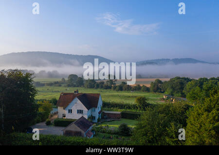 Vue aérienne sur la campagne rurale avec zone de brume sur les champs en arrière-plan. Shropshire au Royaume-Uni Banque D'Images