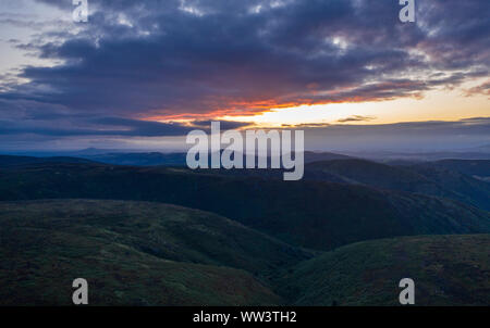 Dramatique nuages orageux lever du soleil sur les collines. Landcape aérienne de Shropshire, UK Banque D'Images