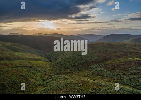 Vue aérienne sur des paysages de montagne avec des nuages sunrise en Royaume-Uni Banque D'Images