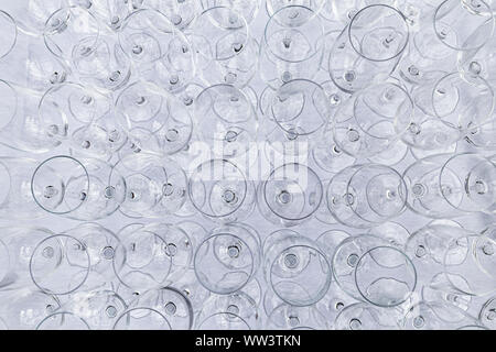 Vue d'en haut de la composition symétrique avec des verres à vin vide sur fond de lin blanc. Banque D'Images