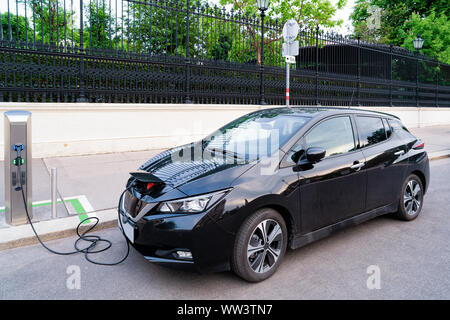 Station de charge de voiture électrique noir à Vienne Banque D'Images