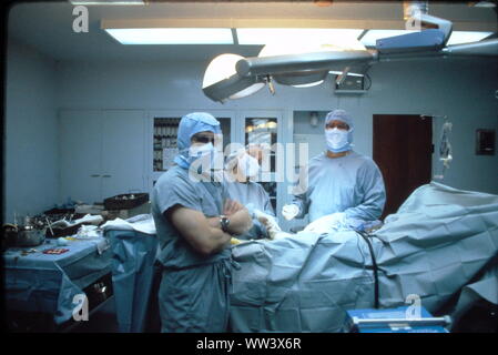 Les chirurgiens du genou en scène chirurgicale stérile. Banque D'Images