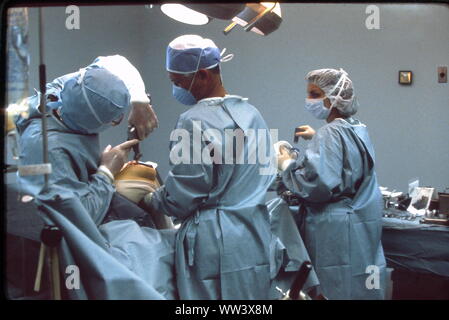 Les chirurgiens du genou en scène chirurgicale stérile. Banque D'Images