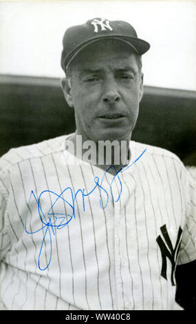 Photo autographiée de Joe DiMaggio le célèbre joueur de baseball superstar avec les Yankees de New York qui était marié à Marilyn Monroe. Banque D'Images