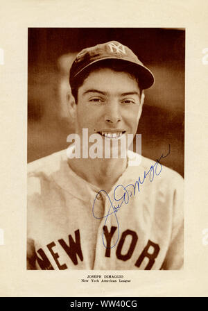 Photo autographiée de Joe DiMaggio le célèbre joueur de baseball superstar avec les Yankees de New York qui était marié à Marilyn Monroe. Banque D'Images