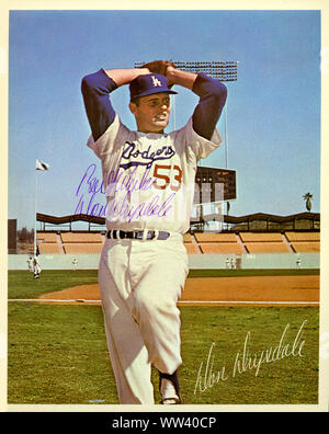 Vintage photo autographiée de hall of fame pitcher Don Drysdale avec les Dodgers de Los Angeles dans les années 1960. Banque D'Images