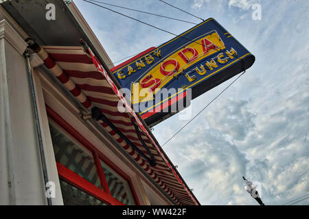 États-unis - 11 septembre 2019 : un ancien magasin de drogue sur la rue principale de la ville de Wilton en Iowa. (Photo par Douglas Graham/WLP) Banque D'Images