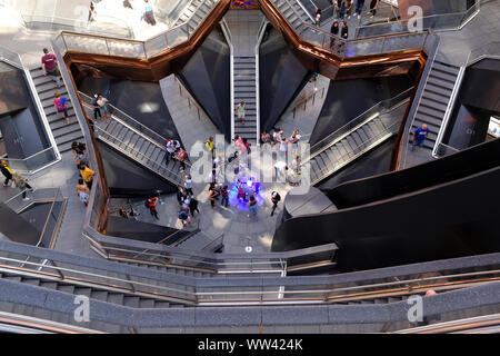L'intérieur du récipient à Hudson Yards à New York à la bas Banque D'Images