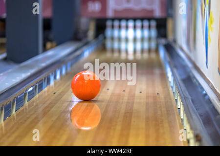 Boule de bowling sur ruelle dans piscine bowling club Banque D'Images