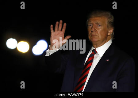 Le Président américain Donald Trump vagues lorsqu'il marche sur la pelouse Sud de la Maison Blanche à Washington à son retour de Baltimore le Jeudi, Septembre 12, 2019. Photo par Yuri Gripas/UPI Banque D'Images
