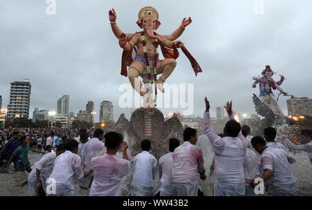 Mumbai, Inde. Sep 12, 2019. Disciples Indiens portent des idoles de l'éléphant-dirigé dieu hindou Seigneur Ganesha pour immersion dans la mer en l'honneur de Ganesh Chaturthi festival à Mumbai, Inde, le 12 septembre 2019. Ganesh Chaturthi est un long de dix jours festival hindou célébré en l'honneur du dieu à tête d'éléphant Ganesha. Credit : Fariha Farooqui/Xinhua/Alamy Live News Banque D'Images