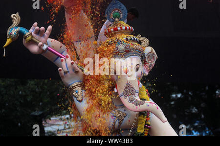 Mumbai. Sep 12, 2019. Photo prise le 12 septembre 2019 montre une idole du dieu Hindou à tête d'éléphant Ganesha Seigneur Ganesh Chaturthi en célébration de festival à Mumbai, Inde. Ganesh Chaturthi est un long de dix jours festival hindou célébré en l'honneur du dieu à tête d'éléphant Ganesha. Credit : Fariha Farooqui/Xinhua/Alamy Live News Banque D'Images