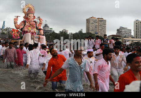 Mumbai, Inde. Sep 12, 2019. Disciples Indiens portent des idoles de l'éléphant-dirigé dieu hindou Seigneur Ganesha pour immersion dans la mer en l'honneur de Ganesh Chaturthi festival à Mumbai, Inde, le 12 septembre 2019. Ganesh Chaturthi est un long de dix jours festival hindou célébré en l'honneur du dieu à tête d'éléphant Ganesha. Credit : Fariha Farooqui/Xinhua/Alamy Live News Banque D'Images