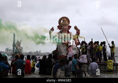 Mumbai, Inde. Sep 12, 2019. Disciples Indiens portent des idoles de l'éléphant-dirigé dieu hindou Seigneur Ganesha pour immersion dans la mer en l'honneur de Ganesh Chaturthi festival à Mumbai, Inde, le 12 septembre 2019. Ganesh Chaturthi est un long de dix jours festival hindou célébré en l'honneur du dieu à tête d'éléphant Ganesha. Credit : Fariha Farooqui/Xinhua/Alamy Live News Banque D'Images