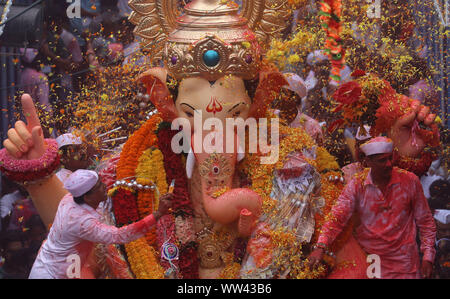 Mumbai, Inde. Sep 12, 2019. Disciples Indiens portent des idoles de l'éléphant-dirigé dieu hindou Seigneur Ganesha pour immersion dans la mer en l'honneur de Ganesh Chaturthi festival à Mumbai, Inde, le 12 septembre 2019. Ganesh Chaturthi est un long de dix jours festival hindou célébré en l'honneur du dieu à tête d'éléphant Ganesha. Credit : Fariha Farooqui/Xinhua/Alamy Live News Banque D'Images