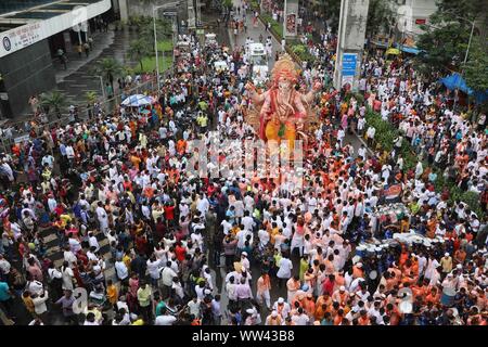 Mumbai, Inde. Sep 12, 2019. Disciples Indiens portent des idoles de l'éléphant-dirigé dieu hindou Seigneur Ganesha pour immersion dans la mer en l'honneur de Ganesh Chaturthi festival à Mumbai, Inde, le 12 septembre 2019. Ganesh Chaturthi est un long de dix jours festival hindou célébré en l'honneur du dieu à tête d'éléphant Ganesha. Credit : Fariha Farooqui/Xinhua/Alamy Live News Banque D'Images