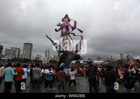 Mumbai, Inde. Sep 12, 2019. Disciples Indiens portent des idoles de l'éléphant-dirigé dieu hindou Seigneur Ganesha pour immersion dans la mer en l'honneur de Ganesh Chaturthi festival à Mumbai, Inde, le 12 septembre 2019. Ganesh Chaturthi est un long de dix jours festival hindou célébré en l'honneur du dieu à tête d'éléphant Ganesha. Credit : Fariha Farooqui/Xinhua/Alamy Live News Banque D'Images