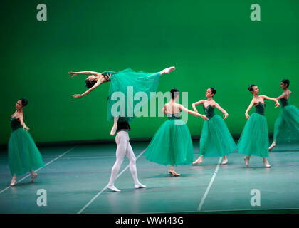 Beijing, Chine. Sep 12, 2019. Les acteurs de la troupe de ballet centrale de Chine a effectuer au cours de la 'Bijoux' ballet au Théâtre Tianqiao à Beijing, capitale de Chine, le 12 septembre 2019. Liangkuai Crédit : Jin/Xinhua/Alamy Live News Banque D'Images